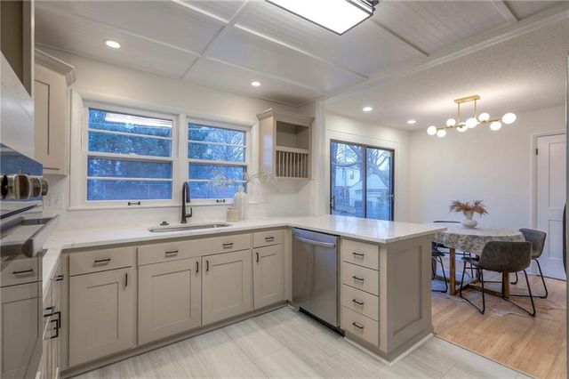 7627 Pawnee Street, Prairie Village, KS 66208