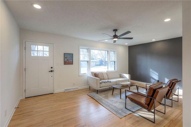 7627 Pawnee Street, Prairie Village, KS 66208