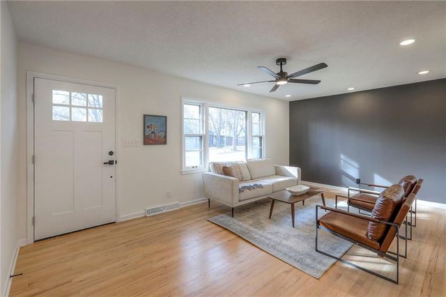 7627 Pawnee Street, Prairie Village, KS 66208