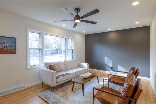 7627 Pawnee Street, Prairie Village, KS 66208