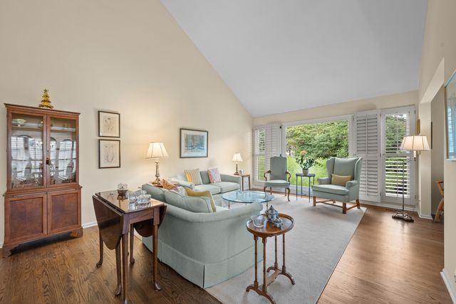 28 Warrington Drive, Lake Bluff, IL 60044