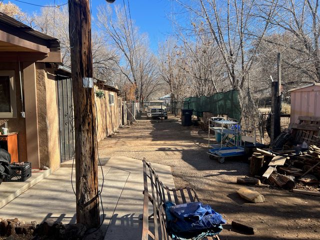 1022 Cerro Vista Road SW, Albuquerque, NM 87105