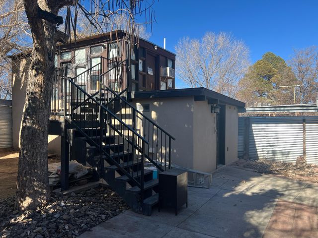 1022 Cerro Vista Road SW, Albuquerque, NM 87105