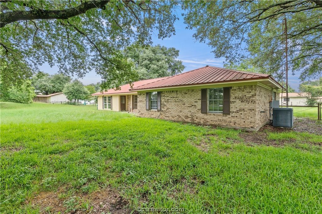 970 Martin Road, Madisonville, TX 77864 — photo 2