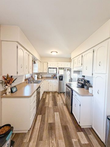 1612 1st St SE, Minot, ND 58701