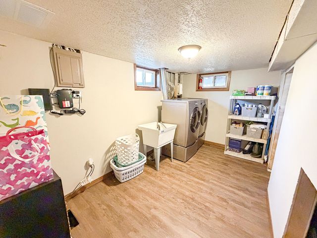 1612 1st St SE, Minot, ND 58701