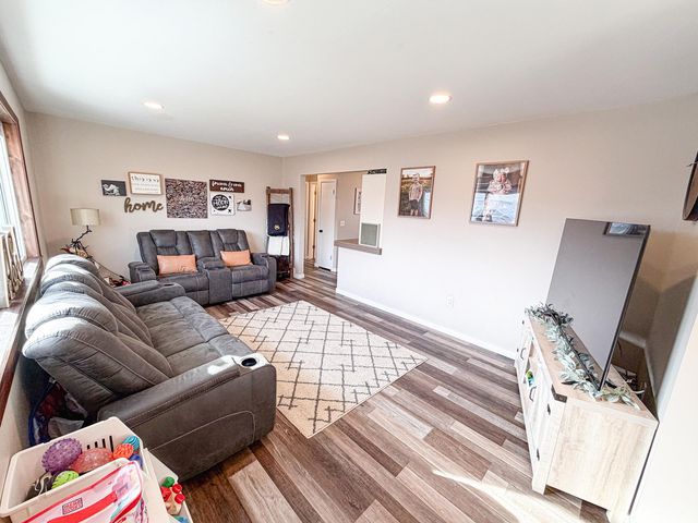 1612 1st St SE, Minot, ND 58701