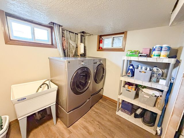 1612 1st St SE, Minot, ND 58701