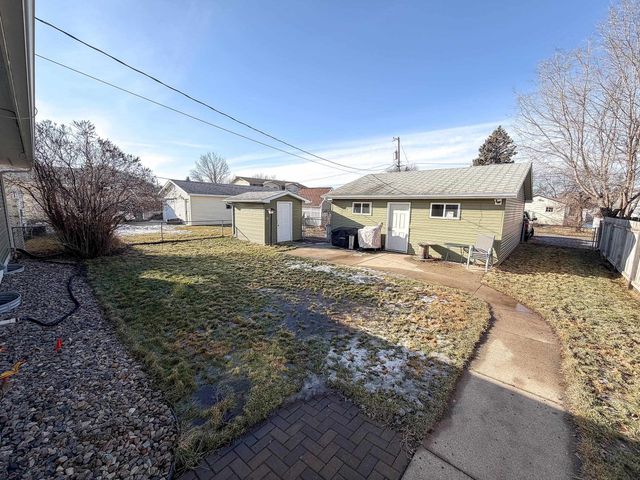 1612 1st St SE, Minot, ND 58701