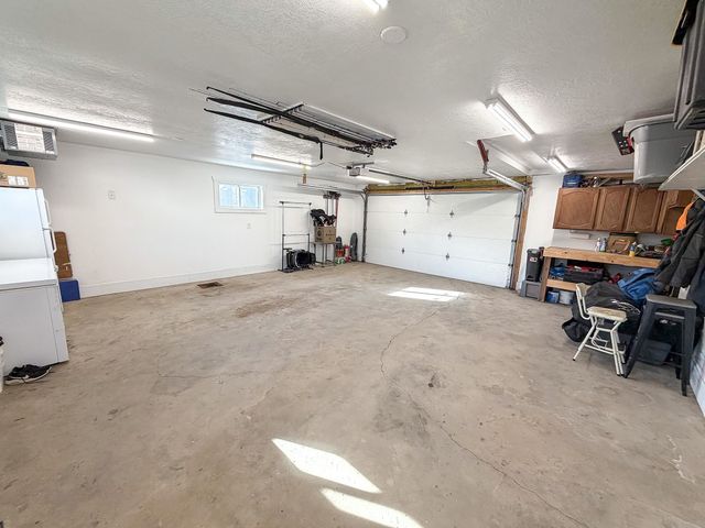 1612 1st St SE, Minot, ND 58701