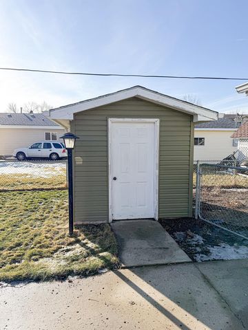 1612 1st St SE, Minot, ND 58701