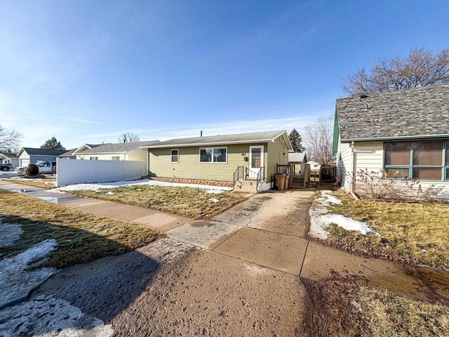 1612 1st St SE, Minot, ND 58701