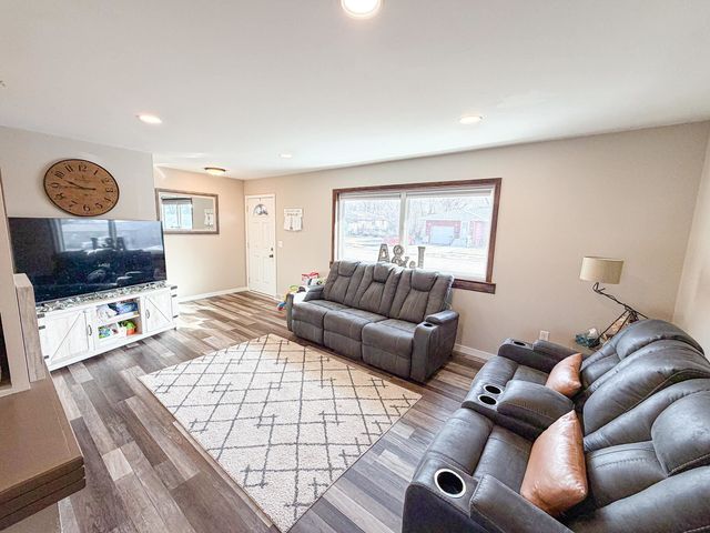 1612 1st St SE, Minot, ND 58701