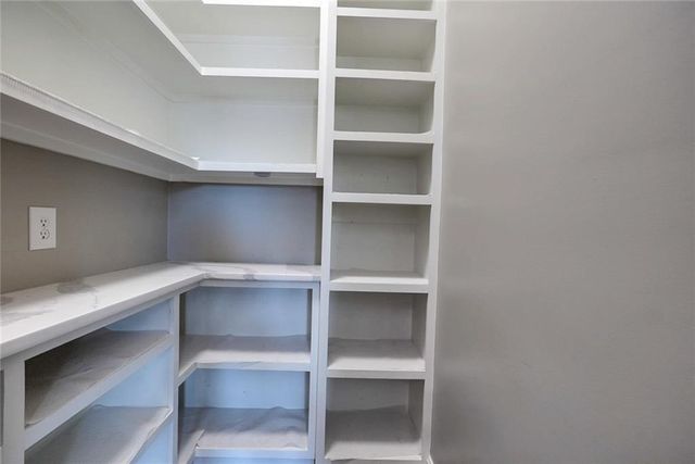 5900 NE Hidden Valley Drive, Lee's Summit, MO 64064