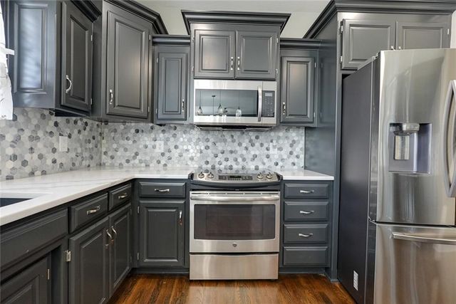 5900 NE Hidden Valley Drive, Lee's Summit, MO 64064