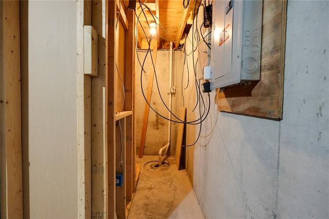 5900 NE Hidden Valley Drive, Lee's Summit, MO 64064