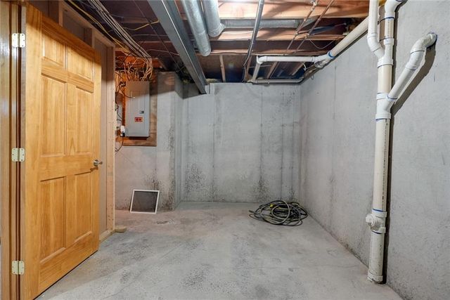 5900 NE Hidden Valley Drive, Lee's Summit, MO 64064