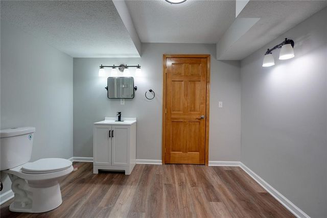 5900 NE Hidden Valley Drive, Lee's Summit, MO 64064