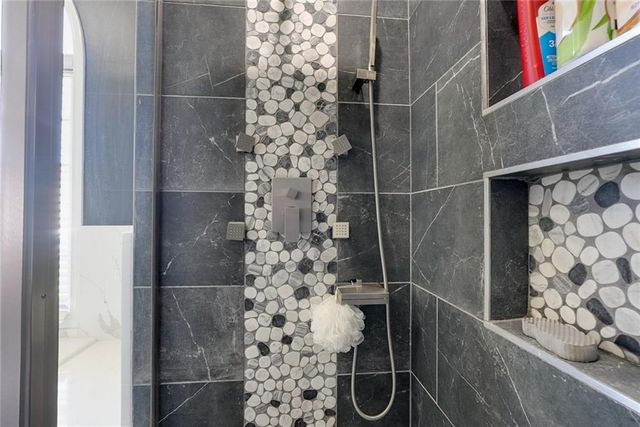 5900 NE Hidden Valley Drive, Lee's Summit, MO 64064