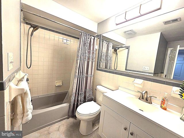 5270 ELLICOTT DR, Centreville, VA 20120