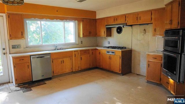 8 S Mountain Way, West Orange, NJ 07052