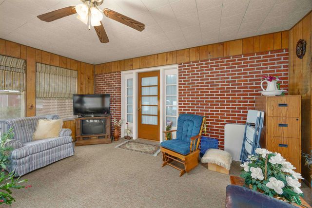 241 S Oak St, Howard, KS 67349