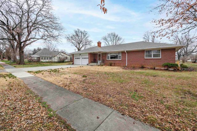 241 S Oak St, Howard, KS 67349