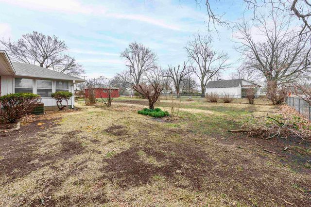 241 S Oak St, Howard, KS 67349