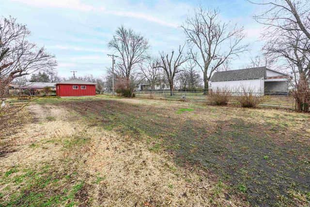 241 S Oak St, Howard, KS 67349