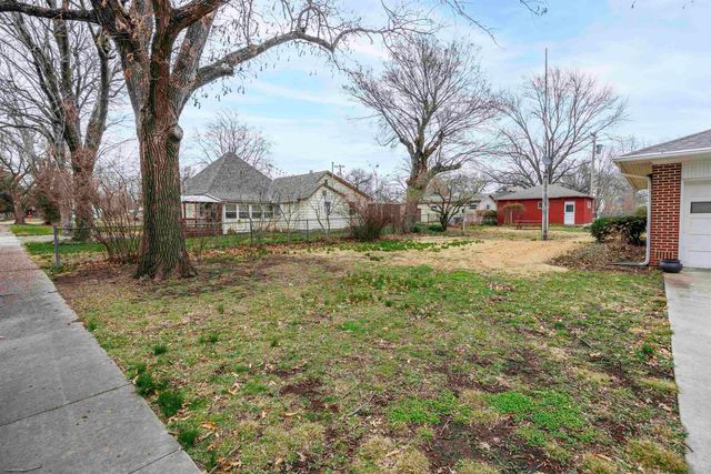 241 S Oak St, Howard, KS 67349