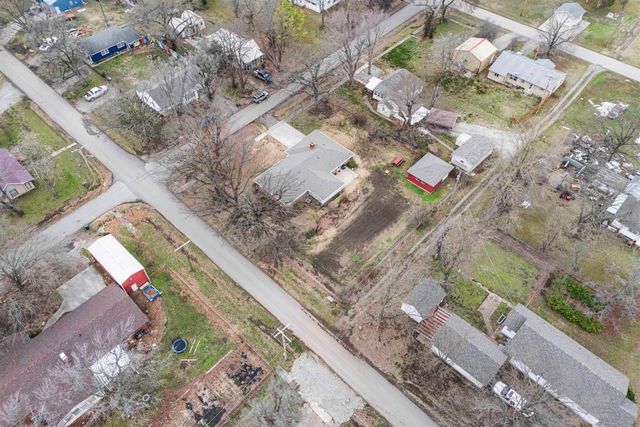 241 S Oak St, Howard, KS 67349