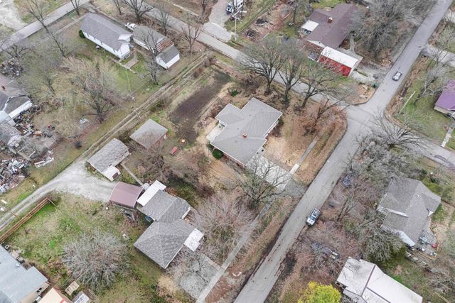 241 S Oak St, Howard, KS 67349