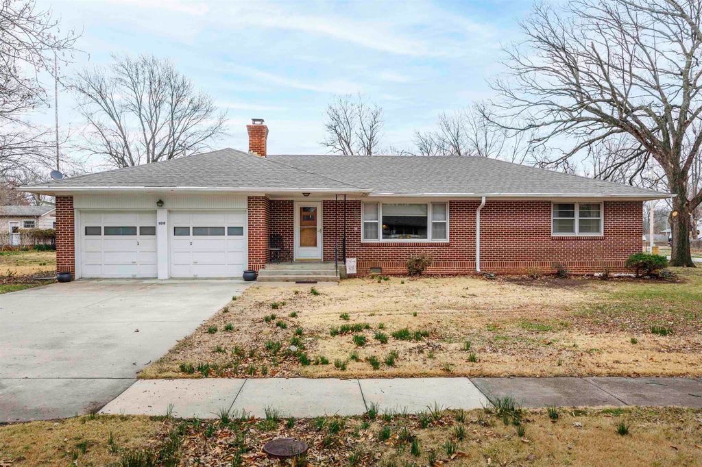 241 S Oak St, Howard, KS 67349