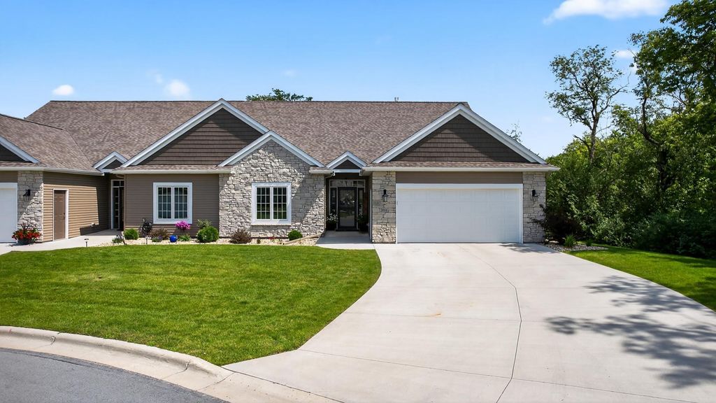 2908 Platinum Drive NE, Rochester, MN 55906