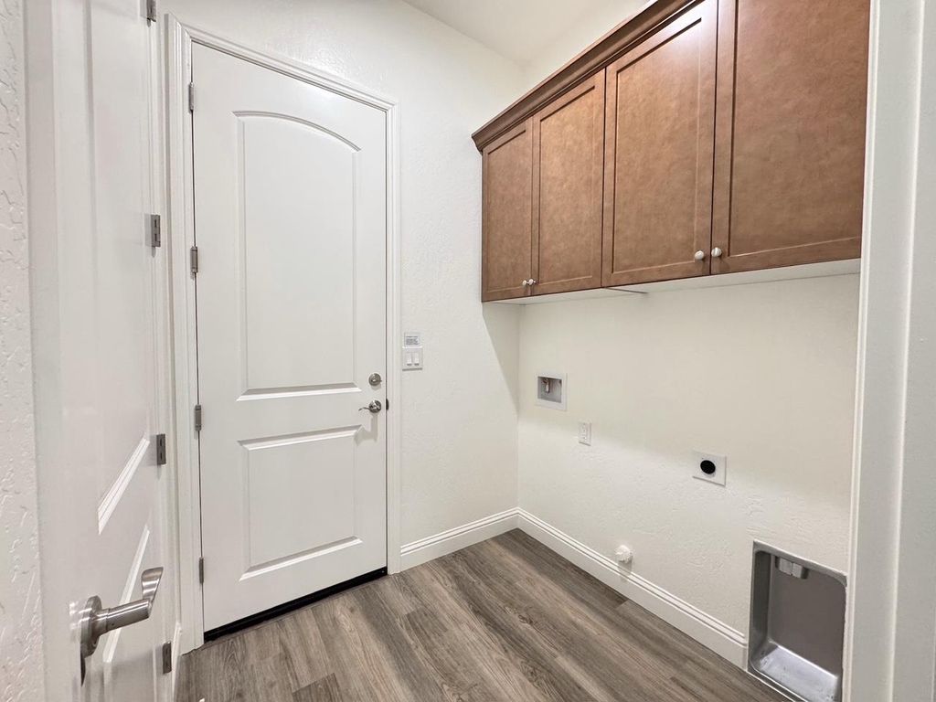 Image 12 of property listing at 2042 Daffodil Street, Kingsburg, CA 93631