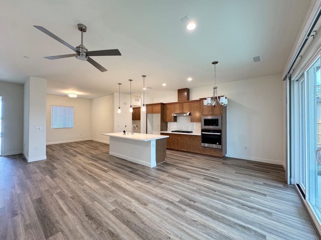 Image 2 of property listing at 2042 Daffodil Street, Kingsburg, CA 93631