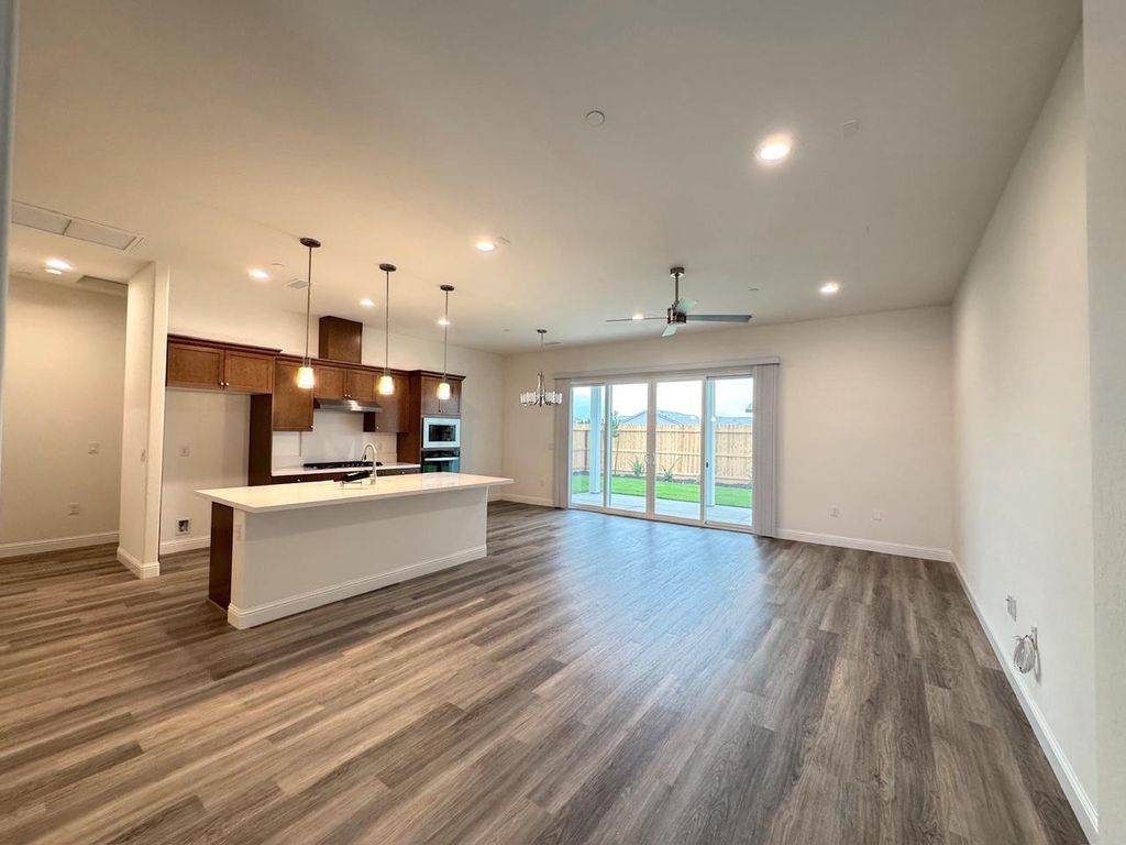 Image 3 of property listing at 2042 Daffodil Street, Kingsburg, CA 93631