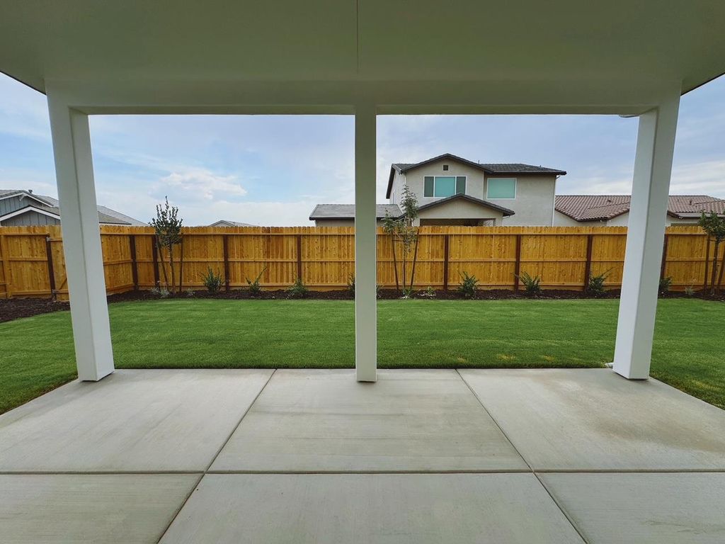Image 4 of property listing at 2042 Daffodil Street, Kingsburg, CA 93631