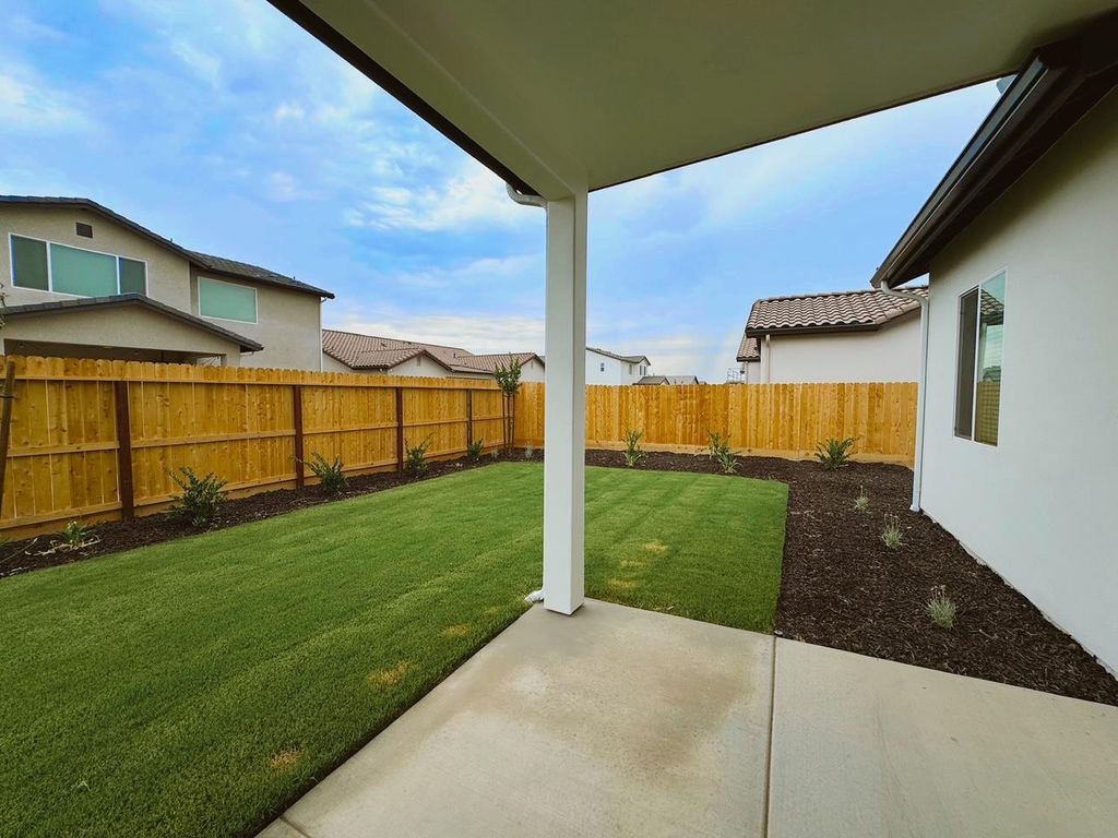 Image 5 of property listing at 2042 Daffodil Street, Kingsburg, CA 93631