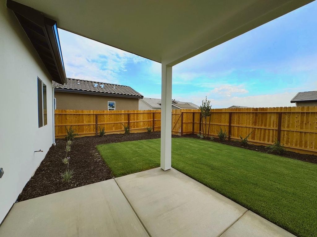 Image 6 of property listing at 2042 Daffodil Street, Kingsburg, CA 93631