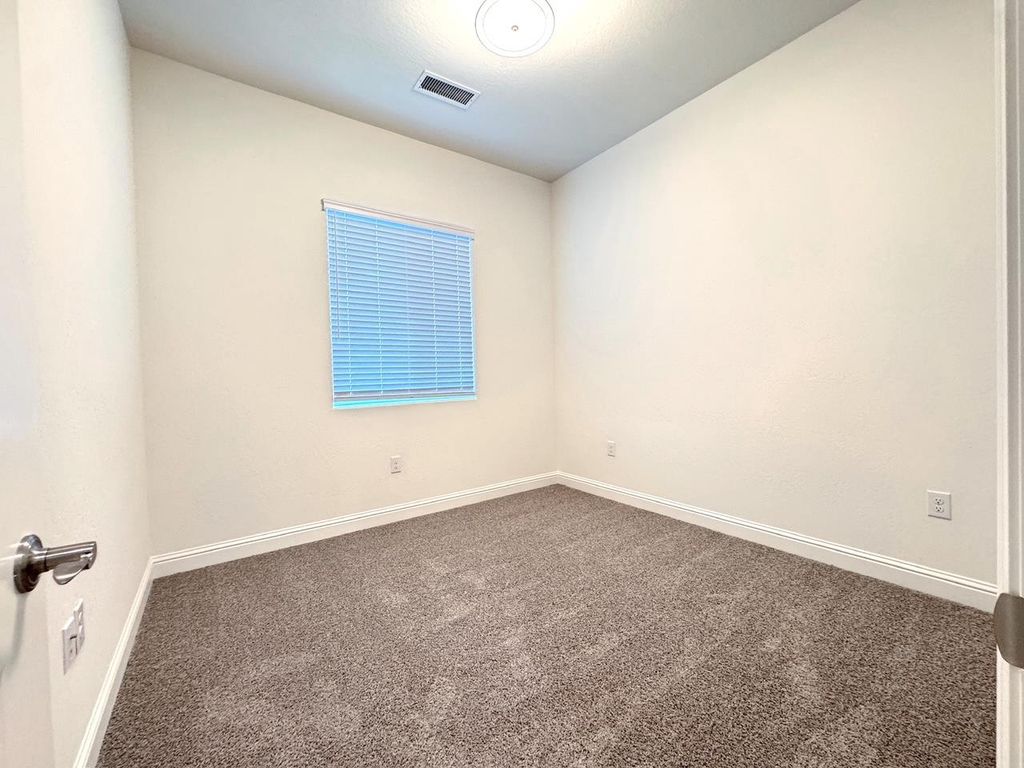 Image 8 of property listing at 2042 Daffodil Street, Kingsburg, CA 93631