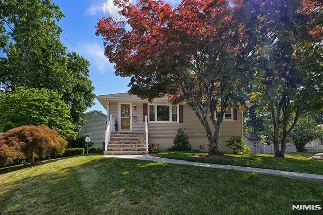 30 Heather Lane, Bloomingdale, NJ 07403