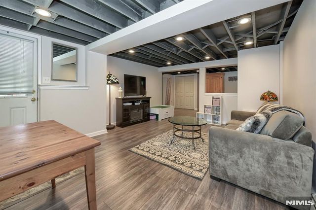 30 Heather Lane, Bloomingdale, NJ 07403