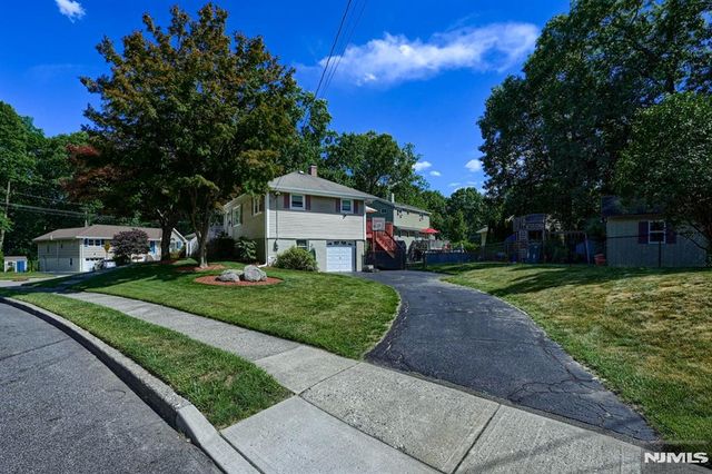 30 Heather Lane, Bloomingdale, NJ 07403