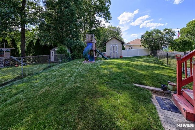 30 Heather Lane, Bloomingdale, NJ 07403