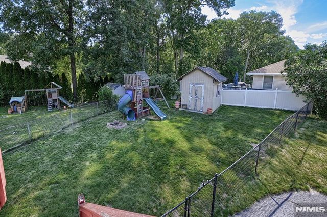 30 Heather Lane, Bloomingdale, NJ 07403