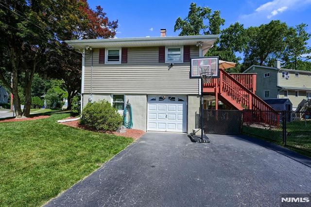 30 Heather Lane, Bloomingdale, NJ 07403