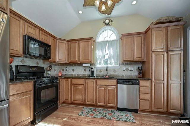 30 Heather Lane, Bloomingdale, NJ 07403