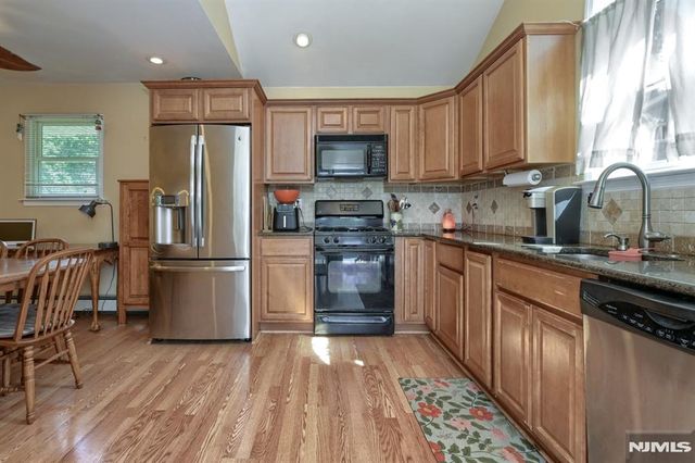 30 Heather Lane, Bloomingdale, NJ 07403