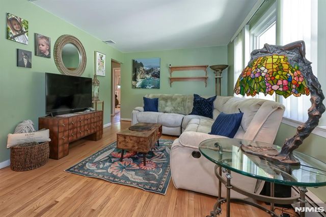 30 Heather Lane, Bloomingdale, NJ 07403
